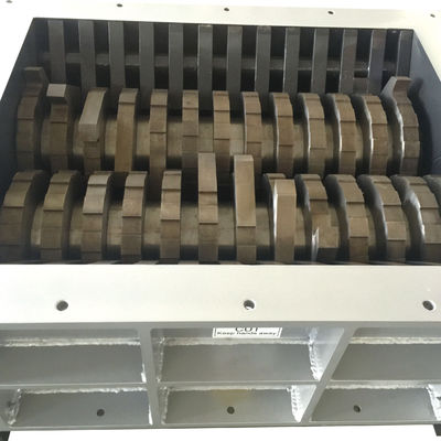 22kw 3000kg / H زجاجة آلة تقطيع النفايات البلاستيكية استهلاك منخفض للطاقة